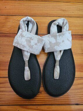 Sanuk Yoga Slings tan & white Sandals 9 (EU 40) Great Condition
